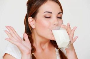 With gastritis, it makes sense to drink a glass of milk in the morning and in the evening. 